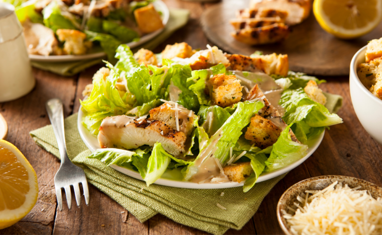 4. Ensalada César. 
Este aperitivo suelen considerarlo como el más saludable, sin embargo, es todo lo contrario, así como lo lees. Pues un platillo de esta ensalada (250 gramos) alcanza hasta los 472.5 calorías ya que contienen queso, pollo y aderezo. 

Foto: Archivo.