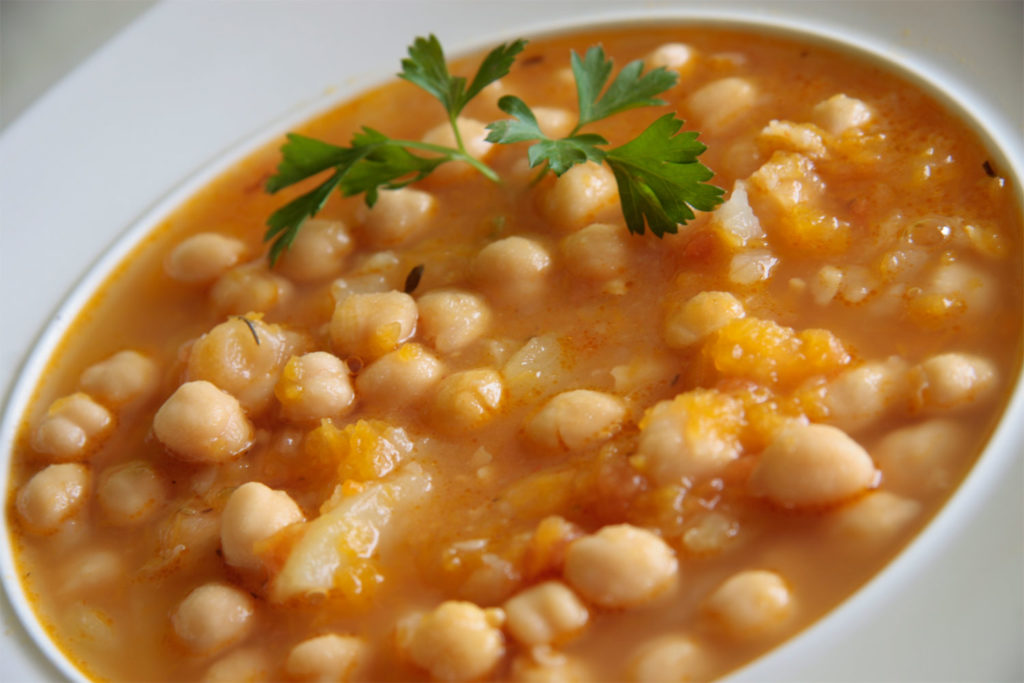 10. Garbanzos. Contienen vitamina B6 que produce serotonina, una hormona que está asociada con la tranquilidad. Si gustas comerlos antes de ir, es importante prepararlo como sopas o ensaladas. 
Foto: Deliciosi.com