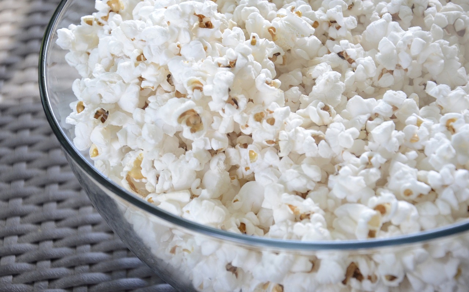 1. Palomitas naturales. 
Aunque no lo creas, esta botana ayuda a transportar aminoácidos como el triptófano al cerebro, una hormona cerebral que facilita el sueño. Solo tres tazas contienen  93 calorías y lo mejor es que no cae pesado. 
Foto: Milenio.