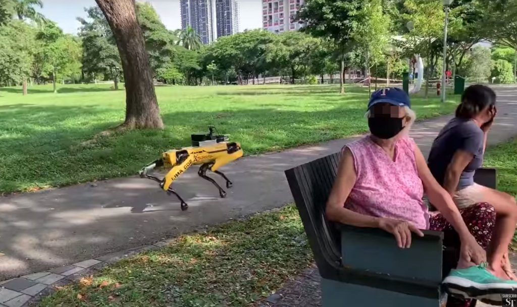 En Singapur recurren a perros robot para supervisar que se respete el distanciamiento