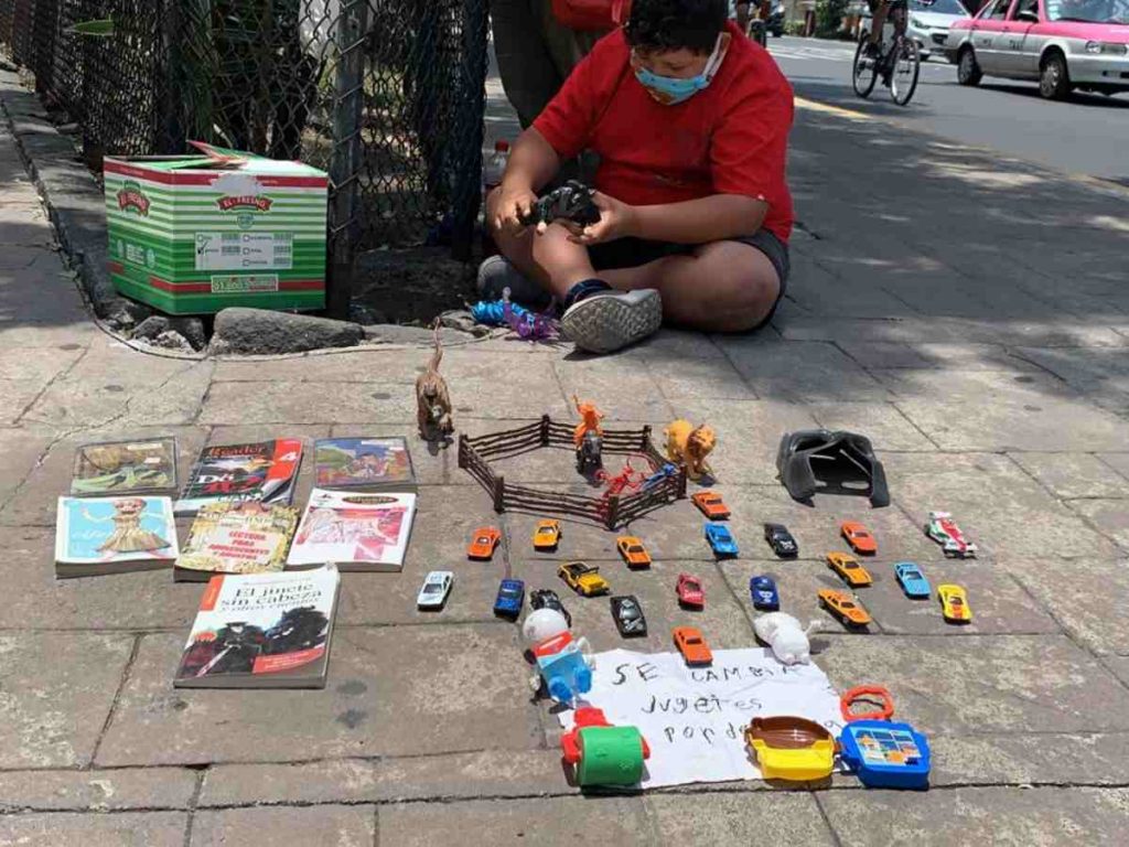 En CDMX niño cambia sus juguetes por comida y rompe en llanto