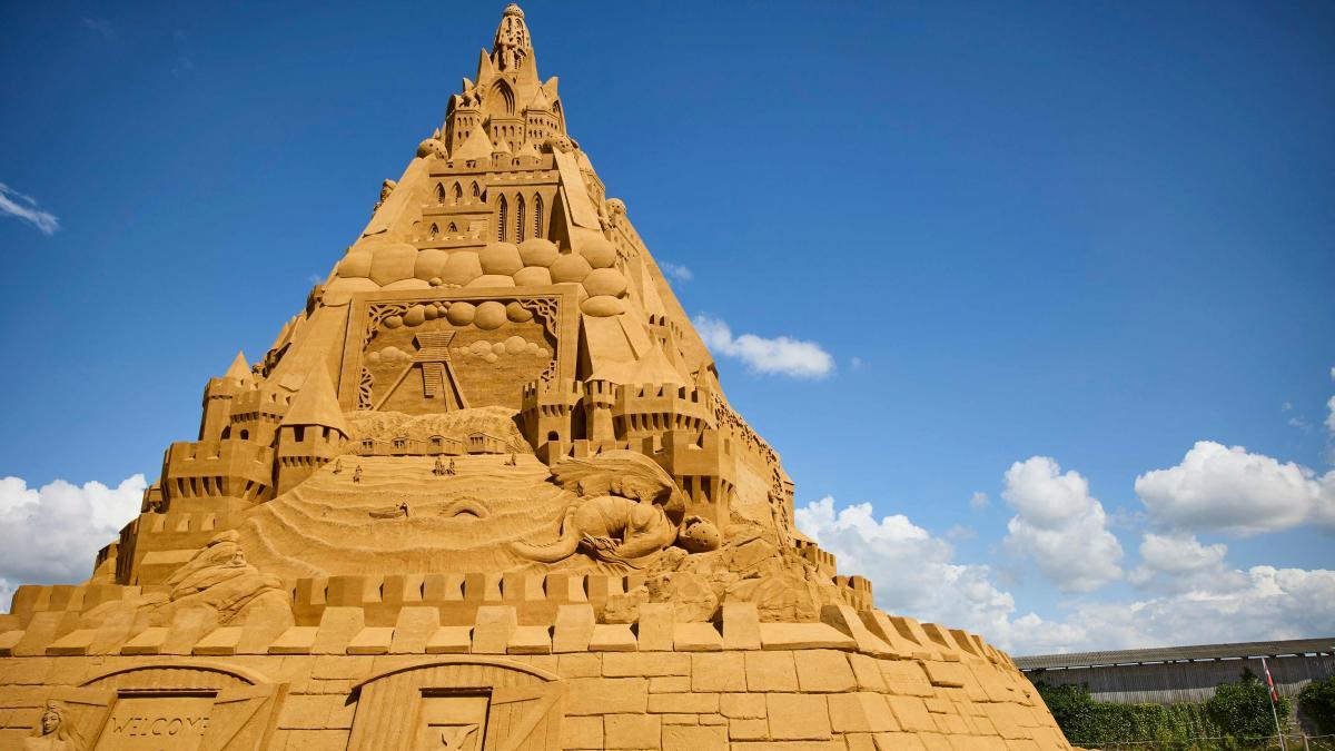 El castillo de arena más alto del mundo está dedicado al coronavirus